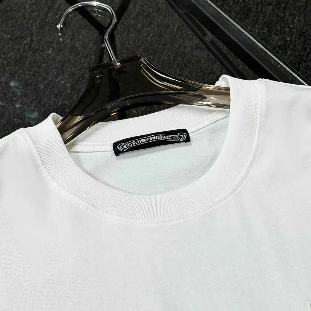 P180 Chrome Hearts Chrome Hearts 25 high version. The fabric is made of 300 grams of high-density cotton. It does not deform or shrink. It has three labels. It is the same style for men and women. Technology: Digital printing. Color: White. Black. SIZE: S-XL.